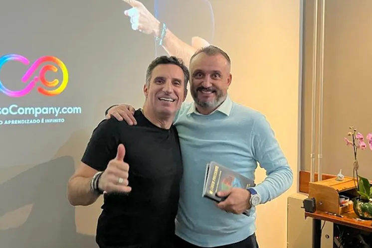 Leitor com exemplar autografado de O Líder Presente