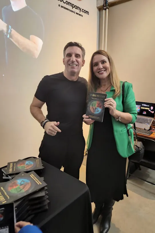 Leitora com exemplar do livro O Líder Presente