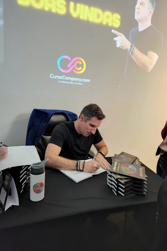 Tuba Lyra autografando exemplares de O Líder Presente