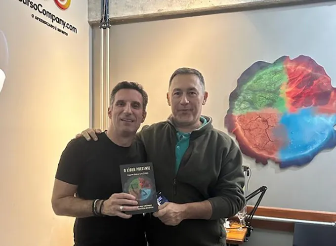 Tuba Lyra com leitor do livro O Líder Presente