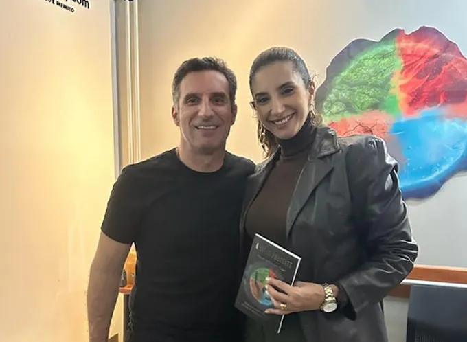 Tuba Lyra com leitora do livro O Líder Presente