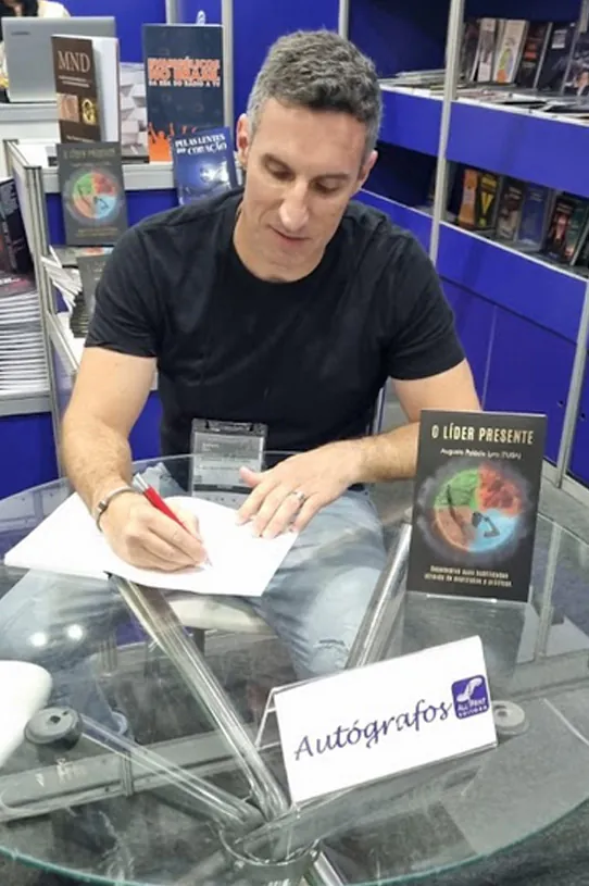 Tuba Lyra em sessão de autógrafos em livraria