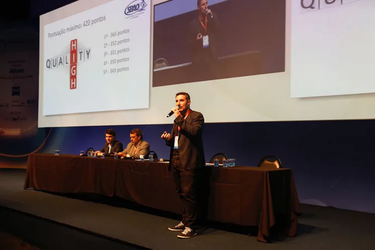 Tuba Lyra palestrando em congresso da SBAO