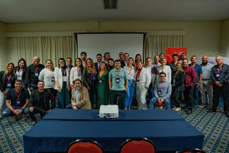 Turma completa ao final de palestra corporativa com Tuba Lyra