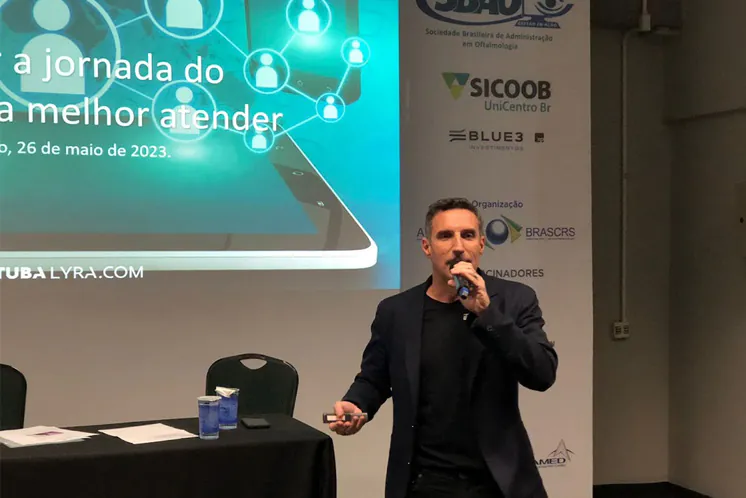 Tuba Lyra em palestra sobre a jornada do paciente