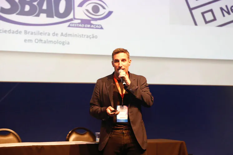 Tuba Lyra no palco da Sociedade Brasileira de Administração em Oftalmologia