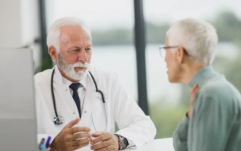 Médico em consulta, palestra sobre a jornada do paciente